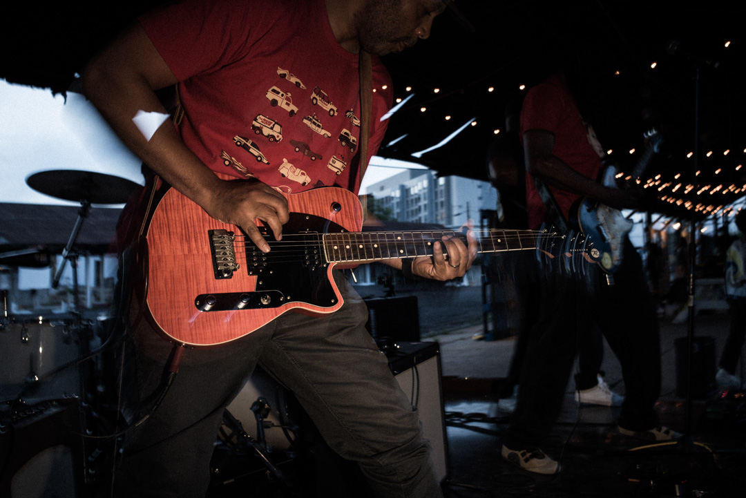 Guitarist Durl Purry jamming at Findin A Line bowl party.